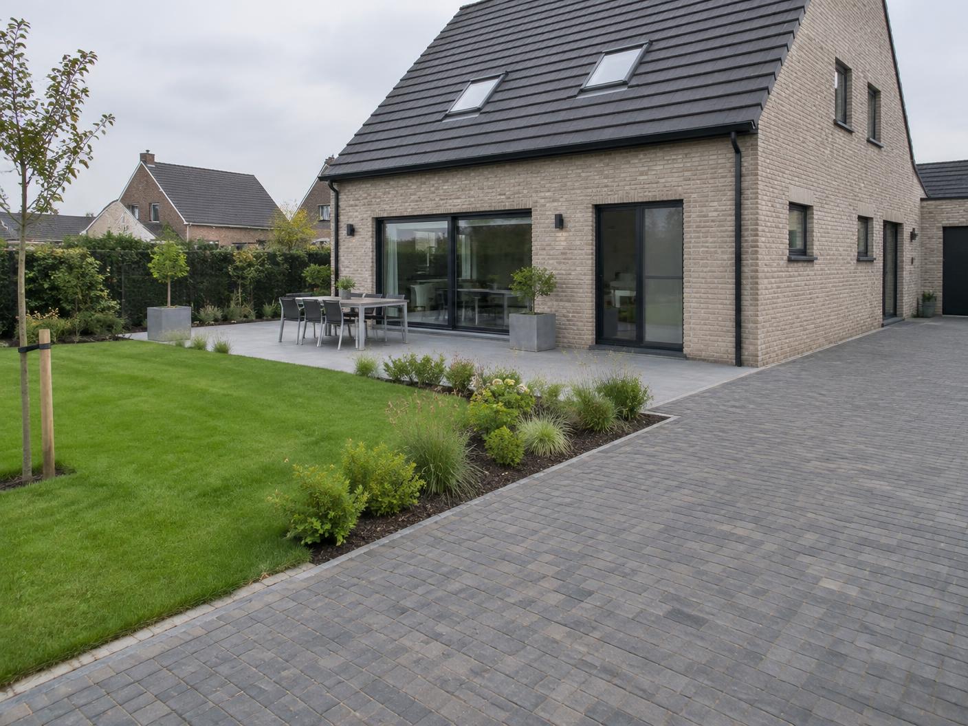 Illustratief beeld van tuinaanleg met terras, oprit en nieuwe beplanting